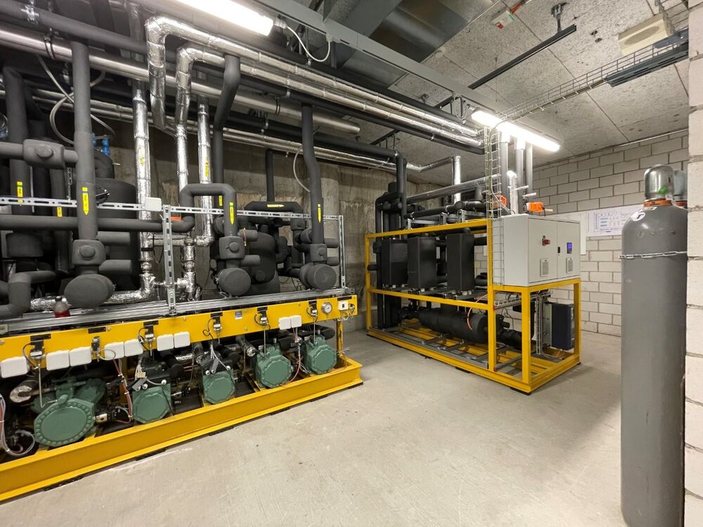 CO2-Kälteanlage mit ETS im Prodega-Markt St.Gallen. Hier ist das ETS in seiner fortgeschrittensten Form umgesetzt, nämlich mit einer druckbeständigen Radialpumpe. Die Kälteanlage mit ETS wurde im Oktober 2024 in Betrieb genommen. Sie hat eine Kälteleistung von 180 kW (vergleichbar mit der Kälteleistung im Prodega-Markt Dietikon).